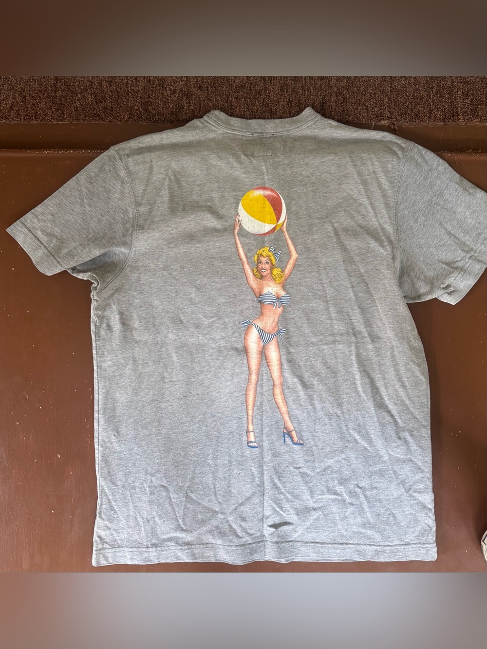 Vtg Abercrombie & Fitch T-shirt - Girl Holding BeachBall Men’s Large